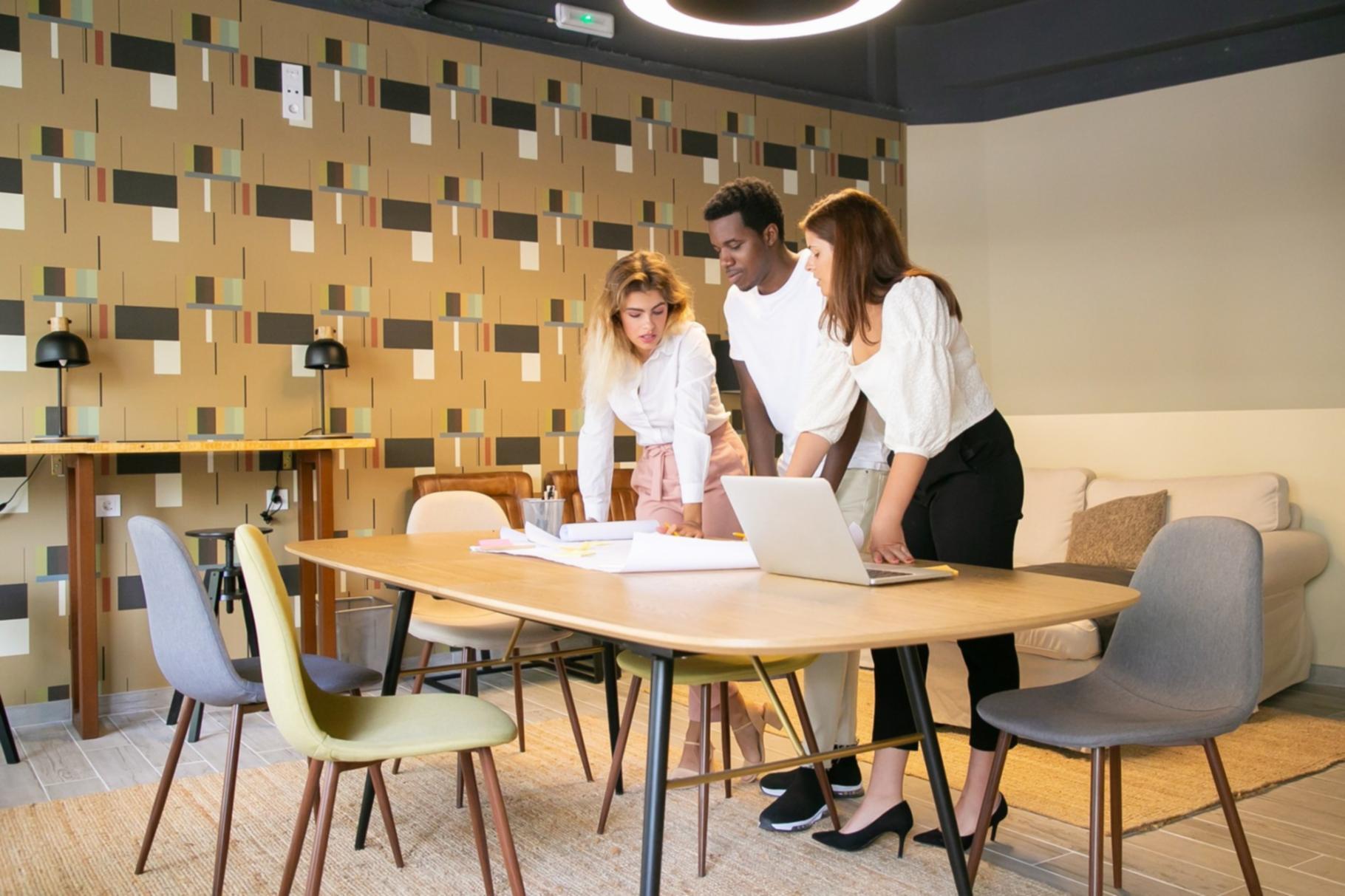 Espacio de estudio organizado para sesiones en línea