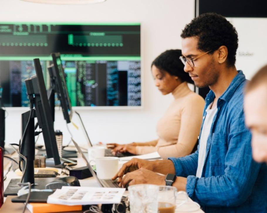 Estudiante organizando materiales para sesión en línea
