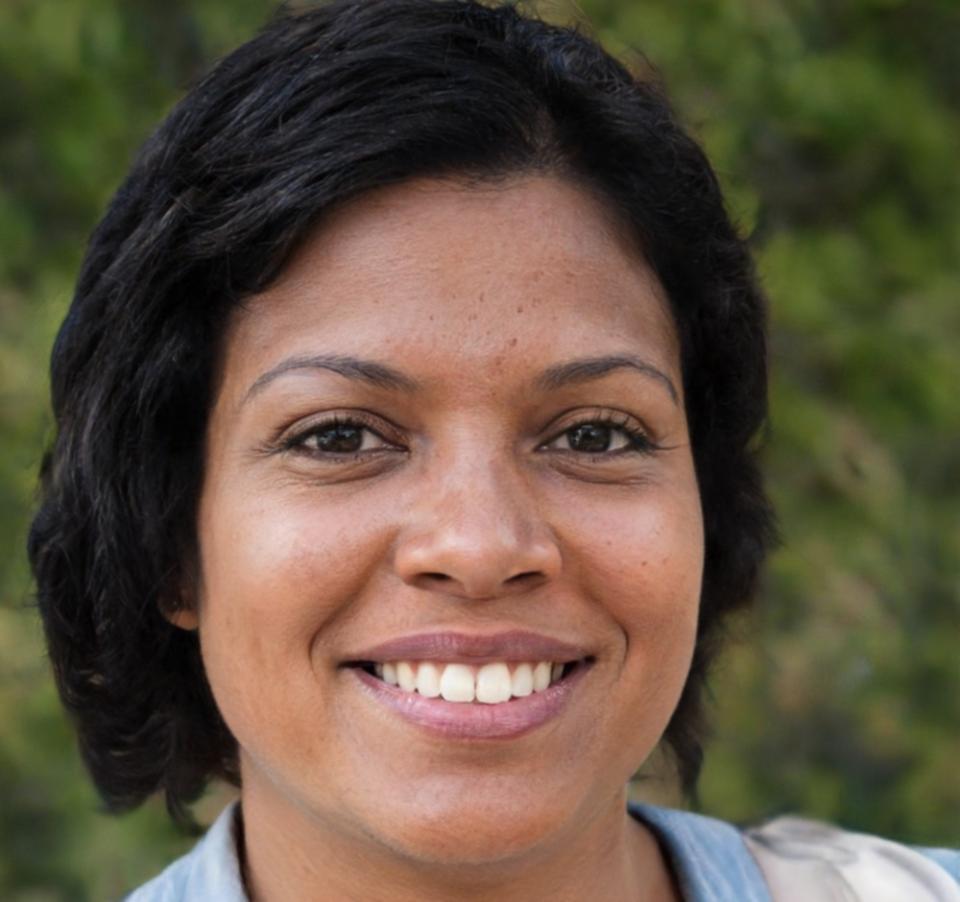 Instructora certificada explicando conceptos financieros