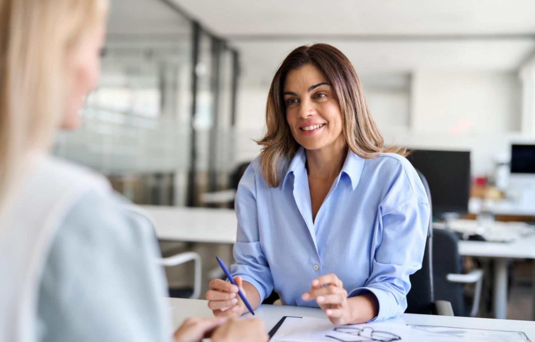 Estudiantes interactuando en sesión de aprendizaje financiero