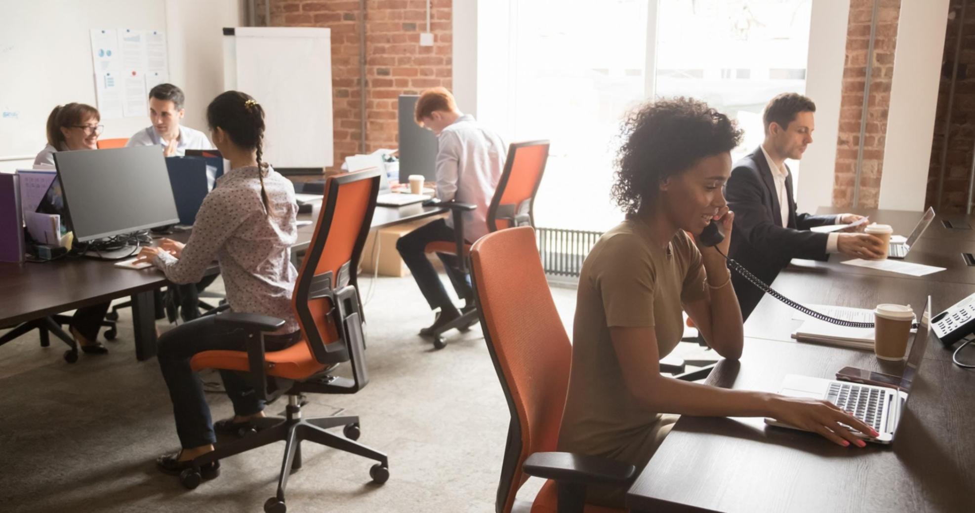 Estudiante aplicando conceptos financieros en sesión educativa